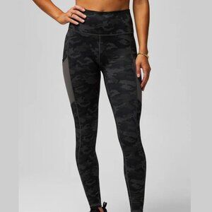 Fabletics NWT L short On-The-Go pants leggings in Charcoal Camo